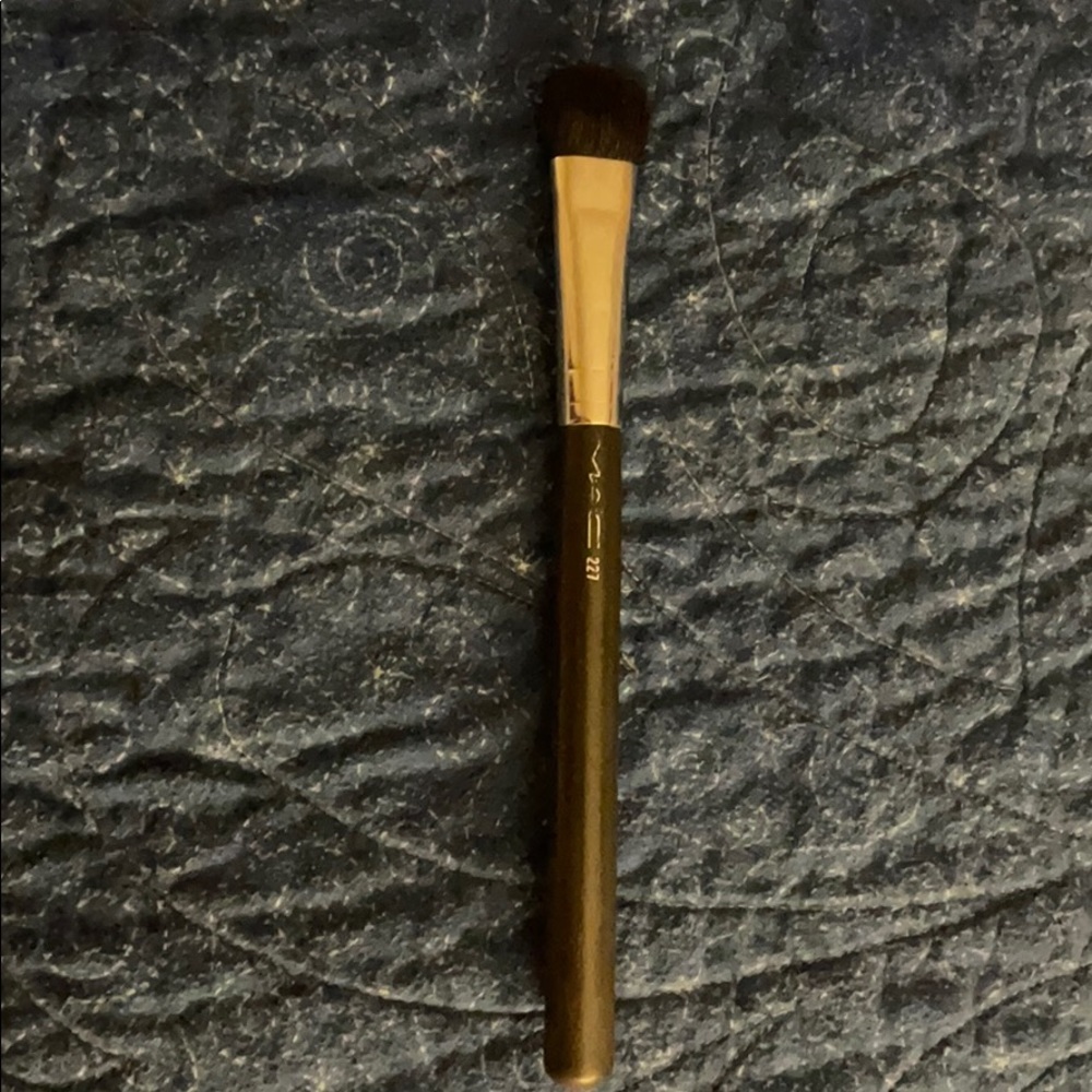 MAC 227 Large Fluff Brush